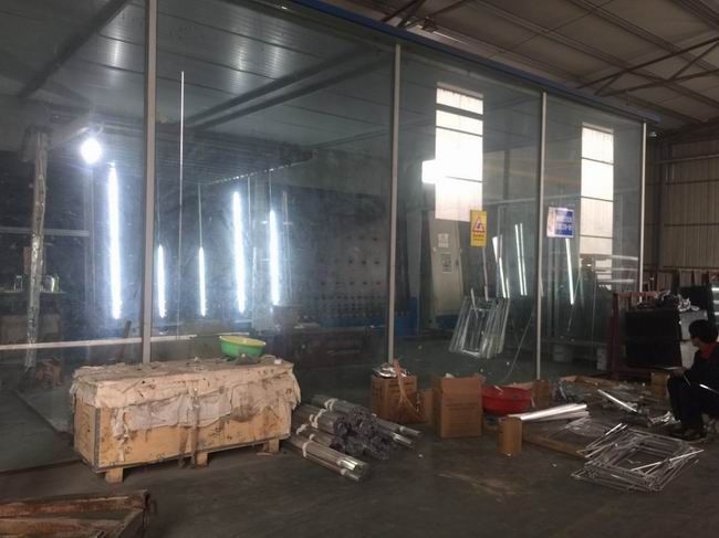 钢化玻璃生产车间